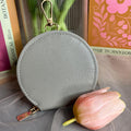 Rond portemonneetje met hanger